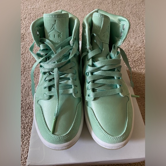 Women’s Air Jordan 1 Ret High Mint/White Metallic Gold WMS size 5 Kids size 3.5 - Picture 2 of 5